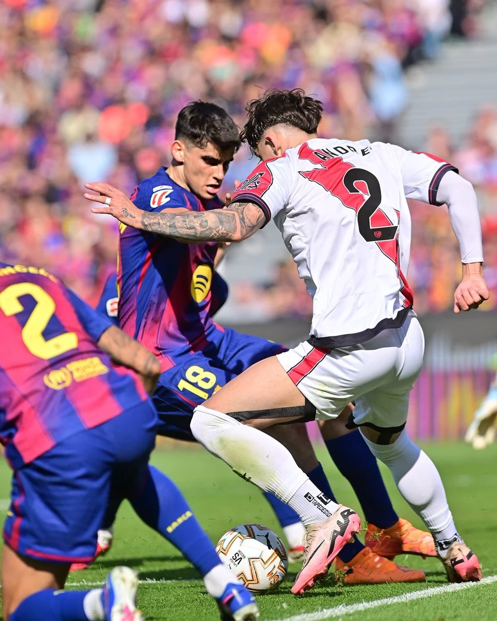 Andrei Rațiu, sclipitor împotriva Barcelonei. A cerut un penalty, arbitrul s-a făcut că nu vede