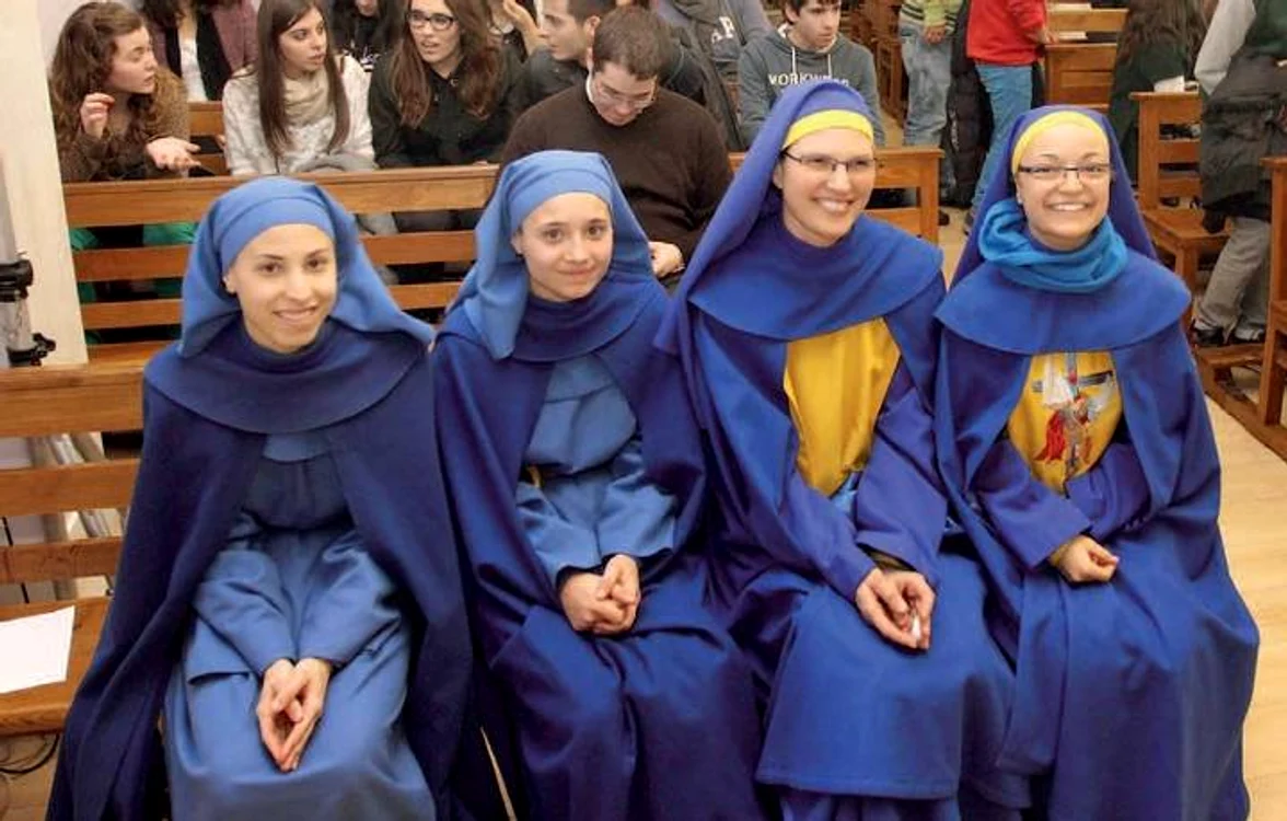 Fotografia din timpul unei slujbe la care a participat Olalla