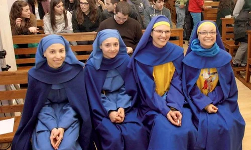 Fotografia din timpul unei slujbe la care a participat Olalla jpeg