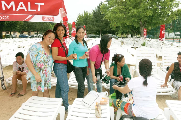 Angajaţii au fost aduşi la ştrand să se distrezeFOTO: SEVER GHEORGHE