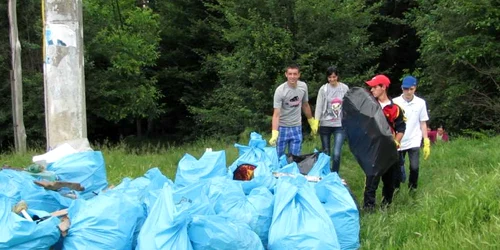 Sacii s-au umplut rapid, pentru că gunoi a fost din abundență