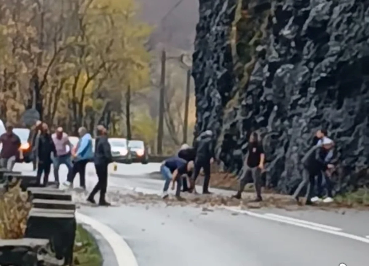 Imagini inedite pe Valea Oltului. Şoferii au oprit pentru a curăţa drumul de pietrele căzute de pe versanţi
