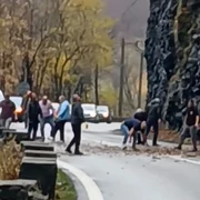 soferii curata drumul de pietre valea oltului captura video jpg