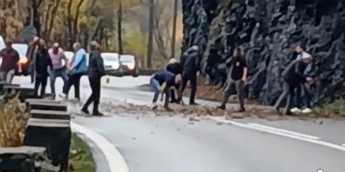 soferii curata drumul de pietre valea oltului captura video jpg