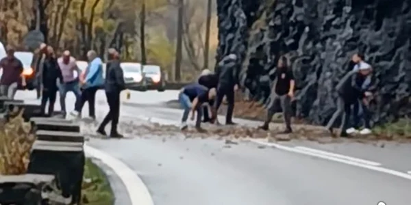soferii curata drumul de pietre valea oltului captura video jpg