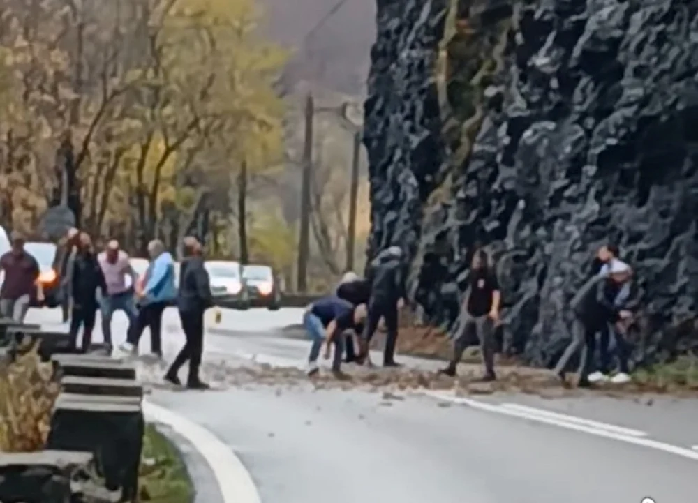 Imagini inedite pe Valea Oltului. Şoferii au oprit pentru a curăţa drumul de pietrele căzute de pe versanţi
