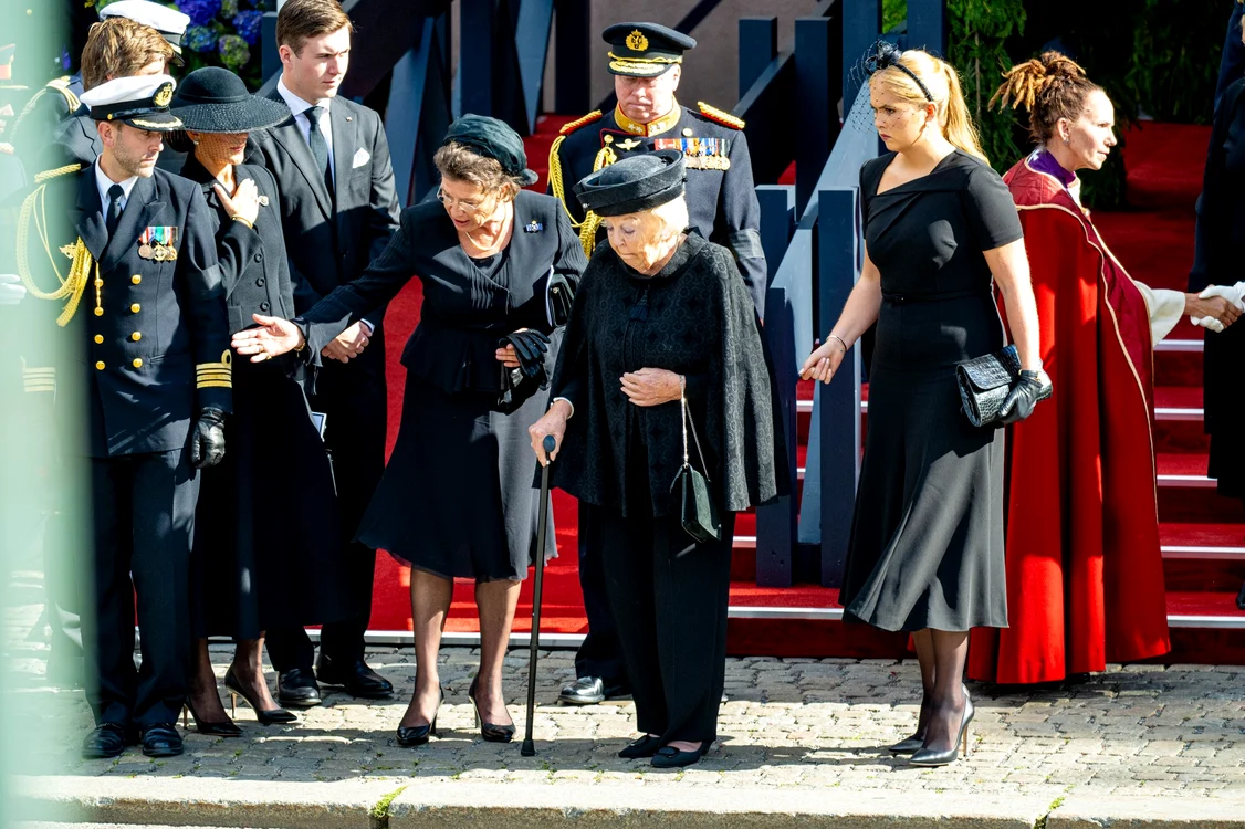 Regina Mary, foto stânga, și Prințesa Amalia, foto dreapta