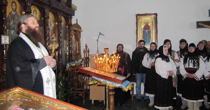 Stareţul Mănăstirii, Ieromonahul Irinarh, în timpul slujbei de Crăciun, anul trecut