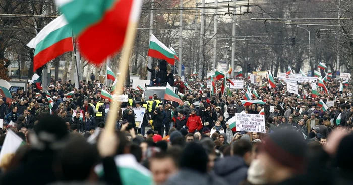 Nemulţumiţi de întreaga clasă politică, bulgarii au continuat şi duminică protestele, chiar dacă au dat jos guvernul de centru-dreapta FOTO AFP