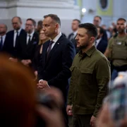 Volodimir Zelenski și Andrzej Duda aduc împreună un omagiu victimelor masacrului din Volînia FOTO Twitter jpeg