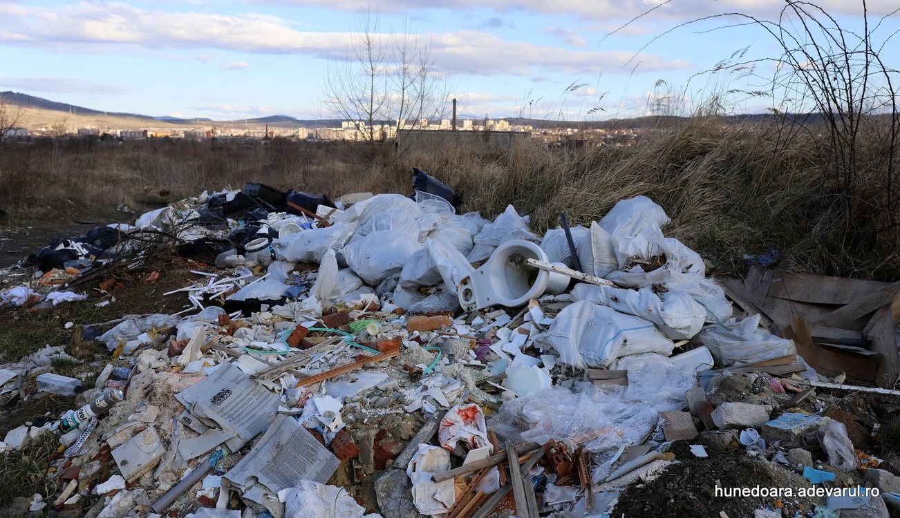 Gunoaie aruncate pe malurile Cernei, în zona industrială a Hunedoarei. Foto: Daniel Guță