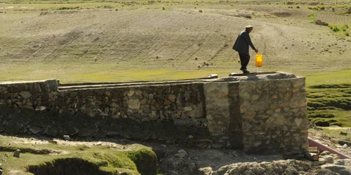Afgan din districtul Warduj scoate apă de la pompă FOTO SHUTTERSTOCK