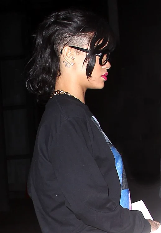 
    Rihanna şi-a ras parţial capul. (Foto: SplashNews)  