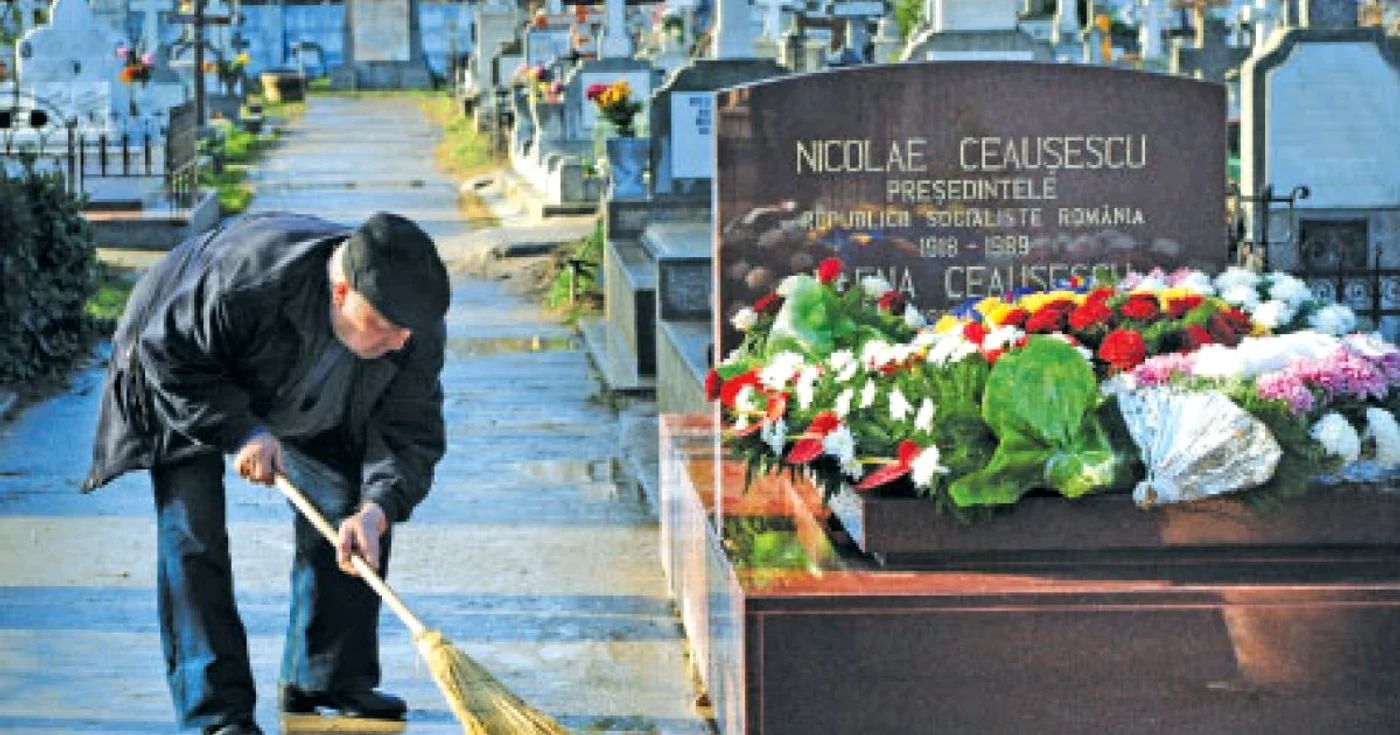 Noul mormânt al soţilor Ceauşescu, făcut din marmură roşie, a fost sfinţit ieri