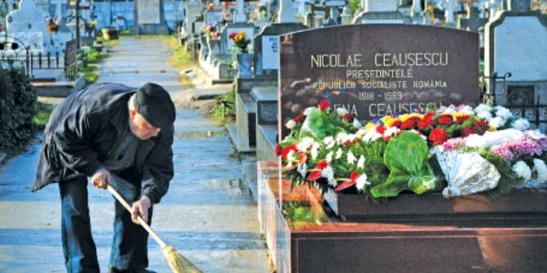 Noul mormânt al soţilor Ceauşescu, făcut din marmură roşie, a fost sfinţit ieri
