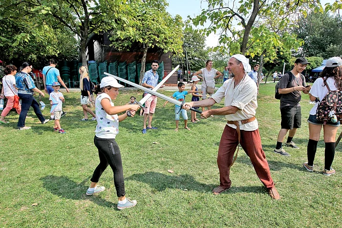 Au învăţat să  mânuiască sabia