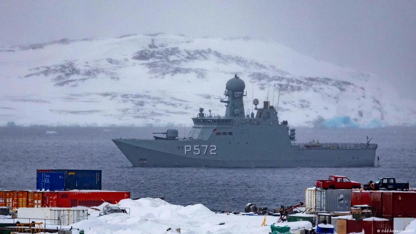 Un vas militar danez patrulează de-a lungul coastelor Groenlandei