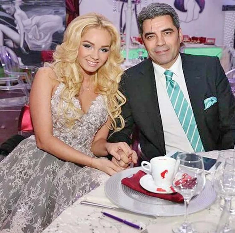 Maria Constantin este una dintre cele mai frumoase soliste de muzică populară. Ea ar putea câştiga bani frumoşi şi ca fotomodel