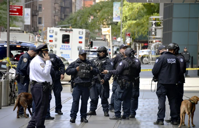 Zeci de genişti din New York au intervenit pentru a dezamorsa pachetele explozive trimise prin poştă la foştii preşedinţiFoto: Guliver / Gettyimages