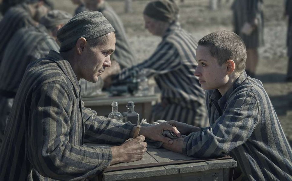 TRAILER „Tatuatorul de la Auschwitz“, realizat după o poveste adevărată, este noua producție originală SkyShowtime. Când va fi premiera