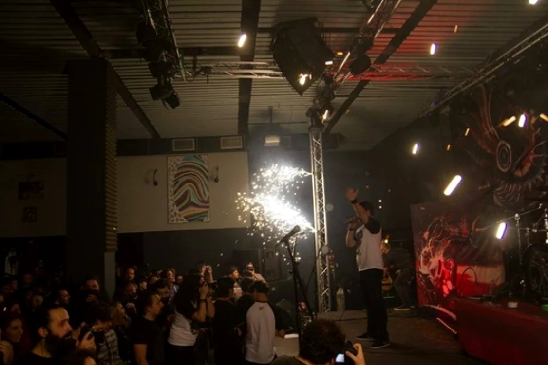 
    În urma incendiului provocat de artificii, în clubul Colectiv, au murit 32 de oameni  
