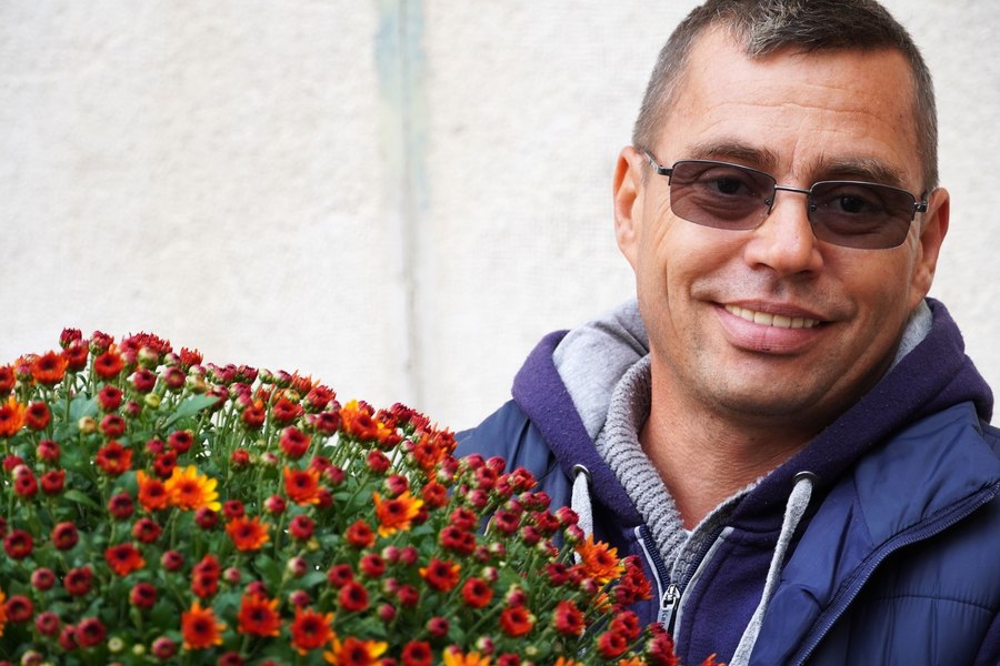 Florin, românul care plantează flori la spitalul la care a lucrat mama lui. „M-am întors bolnav din străinătate, dar florile mi-au salvat viața“