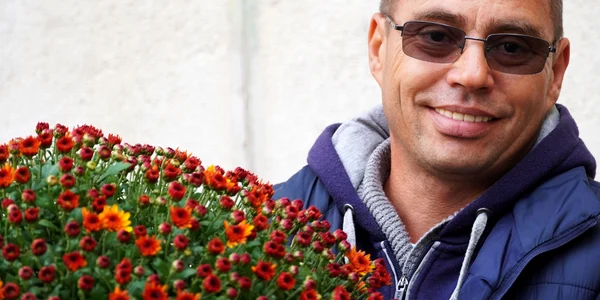 Florin Oprița florarul care plantează benevol crizanteme în curtea Spitalului Județean Sibiu la UPU Foto Consiliul Județean Sibiu jpg