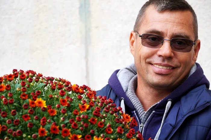 Florin Oprița florarul care plantează benevol crizanteme în curtea Spitalului Județean Sibiu la UPU