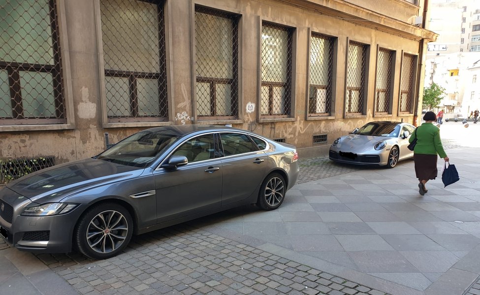 Porsche și Jaguar, parcate în zonă pietonală cu „autorizație de șmecher“ de la primărie. Figurează ca autoutilitare