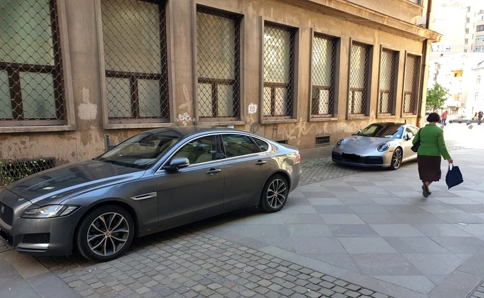 Autoturism Jaguar și „autoutilitară Porshe”, parcate în zona pietonală cu autorizație de la Primărie