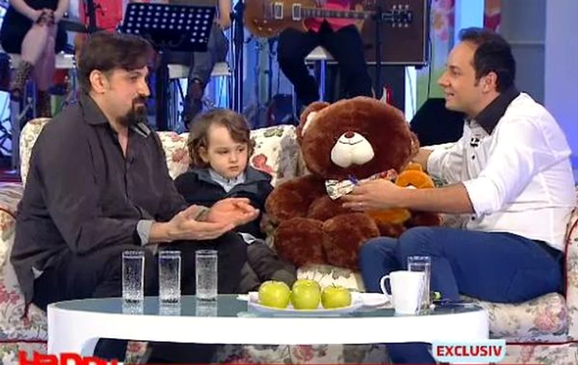 Petru Mircea şi Petru jr., pe canapeaua lui Cătălin Măruţă. (captură Pro TV)