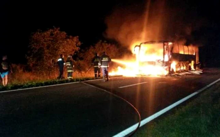 Autocarul cuprins de flăcări. FOTO Diez