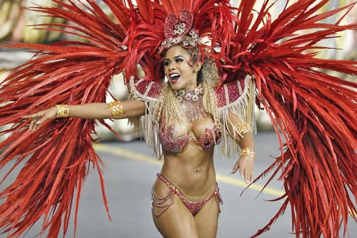 Dansatoarele atrag toate privirile