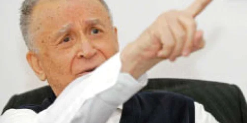 Iliescu îi arată cu degetul pe cei care-l contestă 