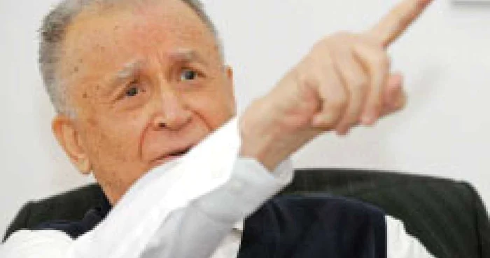 Iliescu îi arată cu degetul pe cei care-l contestă 