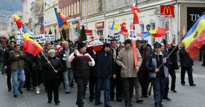 Revoluţionarii cer demisia Guvernului. Foto: Stelian Grăjdan