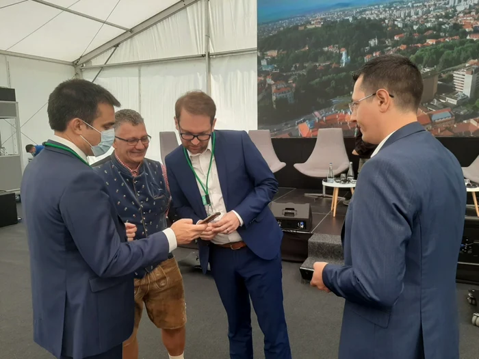 Primarul Braşovului, Allen Coliban (stânga) a semnat Convenţia Primarilor FOTO Ioan Buciumar