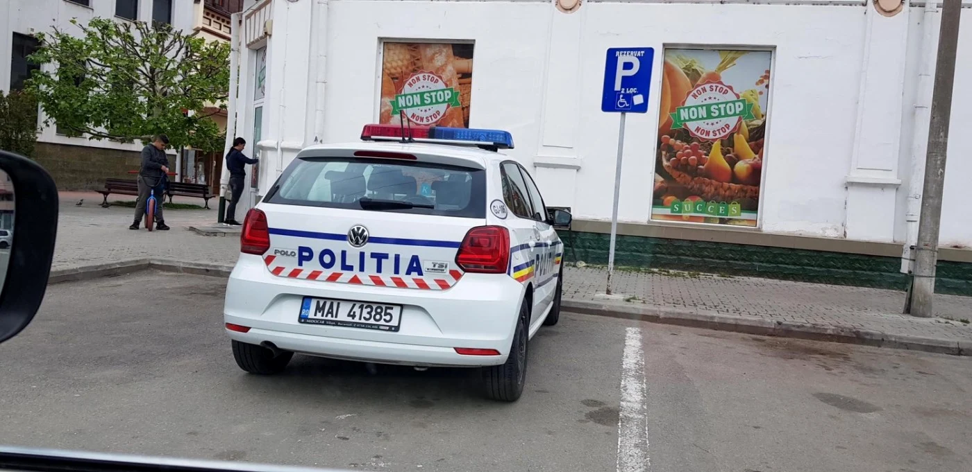 Maşina de poliţie a fost parcată pe un loc rezervat maşinilor persoanelor dizabilităţi FOTO: Facebook/Ai parcat ca un bou-Targu Jiu