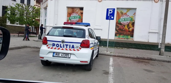 Maşina de poliţie a fost parcată pe un loc rezervat maşinilor persoanelor dizabilităţi FOTO: Facebook/Ai parcat ca un bou-Targu Jiu