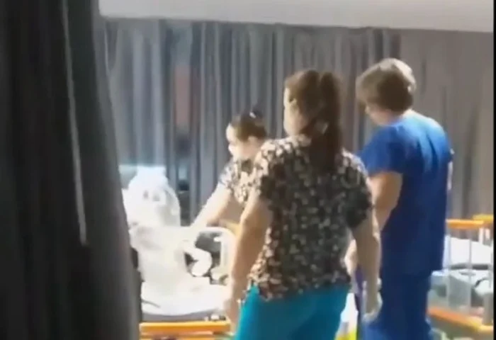 
    TRei infirmiere umilesc pacienții de la Urgențefoto: captura Facebook  