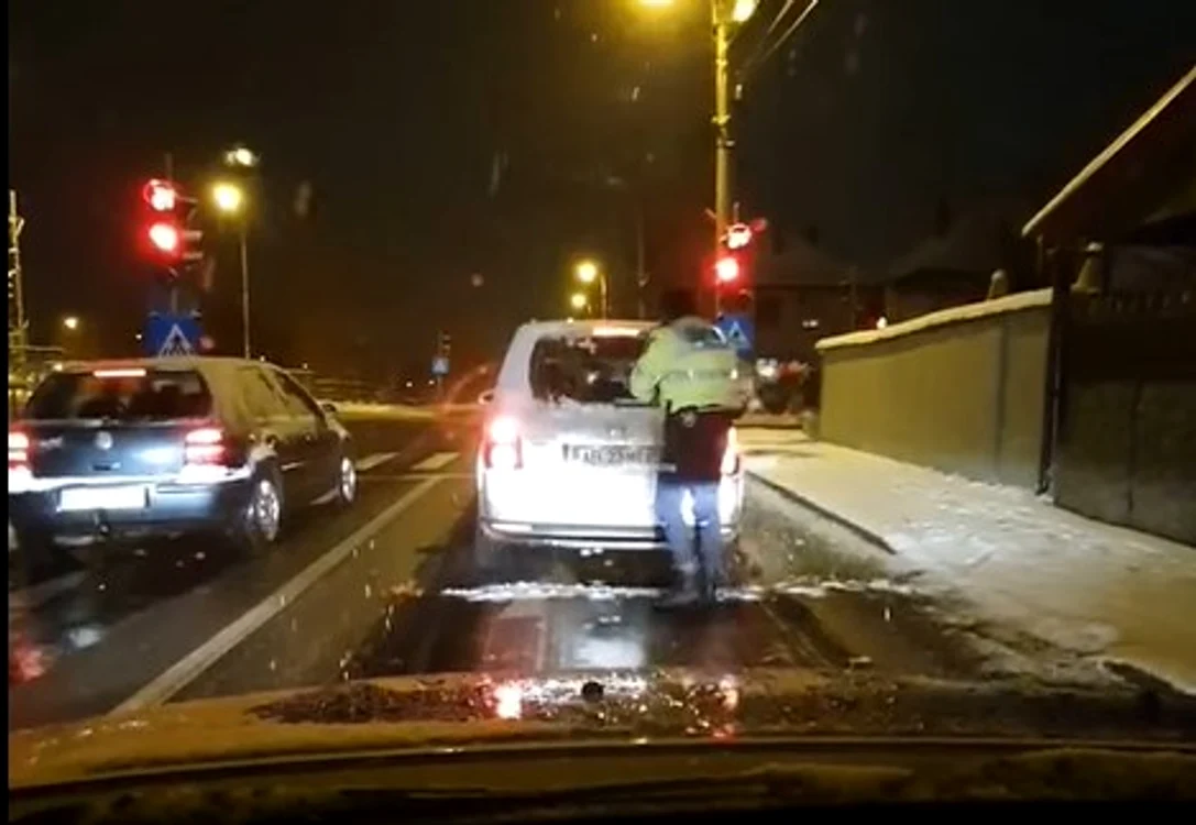 
    Polițistul Daniel a oprit o șoferiță ca s-o felicite pentru modul cum a procedat în traficFoto: Facebook / MAI  