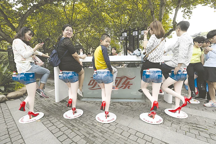 De la spate, zici că la barul ăsta vin doar fotomodeleFoto: Guliver/Splashnews