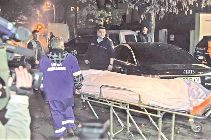 Trupurile neînsufleţite ale celor doi au fost transportate de legişti pe aceeaşi targă. Mama avea copilul pus în braţe Fotografii: Mihalea Cojocaru/ Captură: RTV