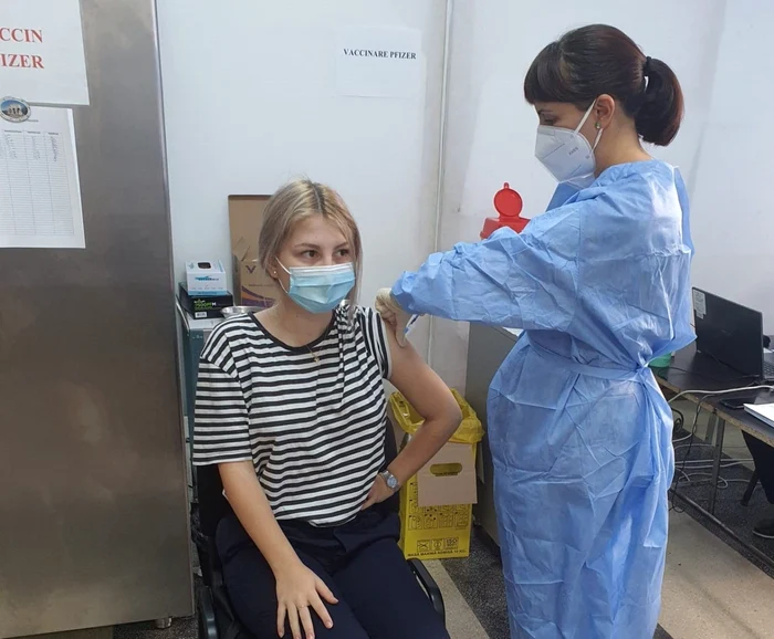 Elevă de la Colegiul Militar din Alba Iulia la centrul de vaccinare