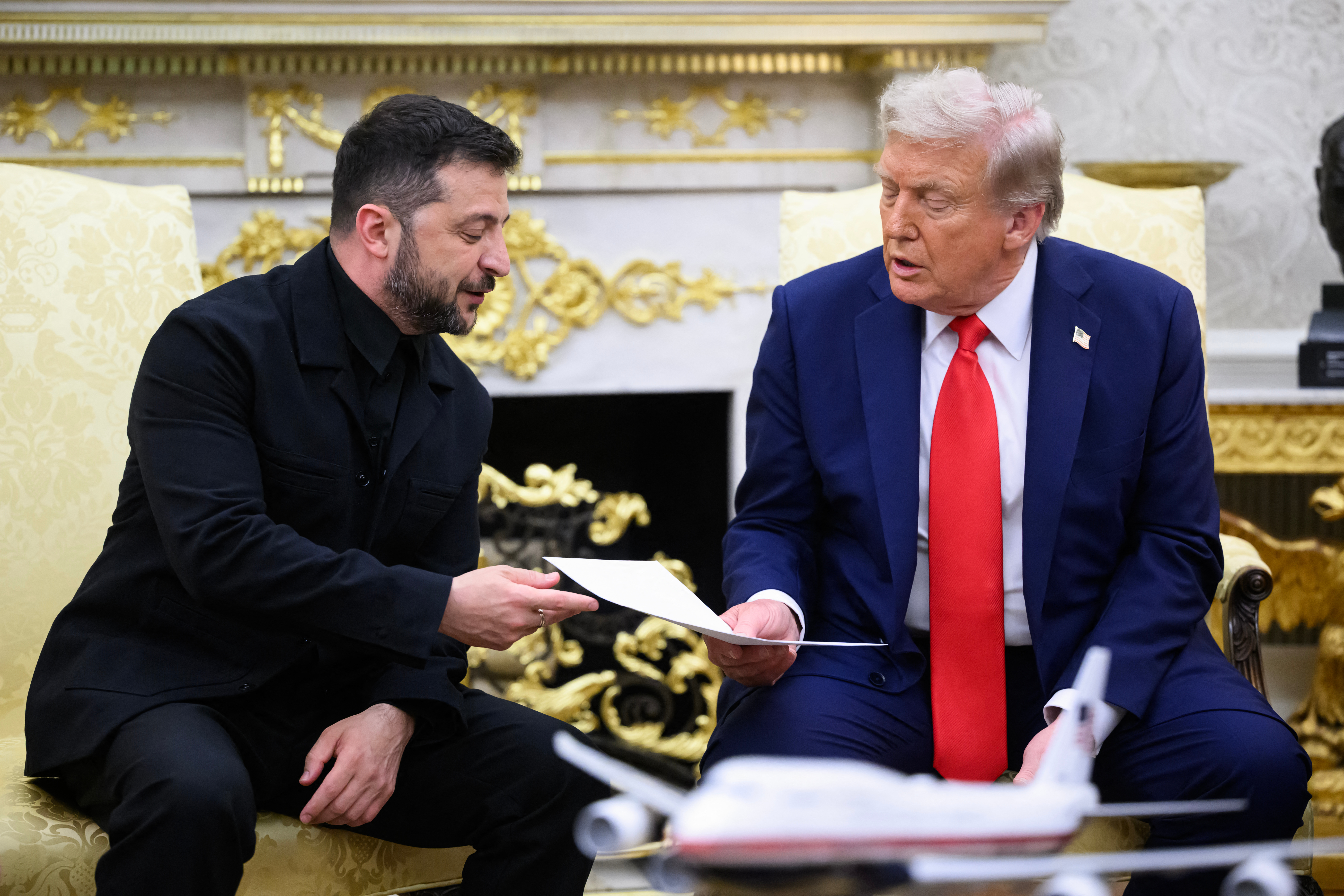 VIDEO Zelenski i-a oferit lui Trump o scrisoare pentru Melania: „Nu e pentru tine”