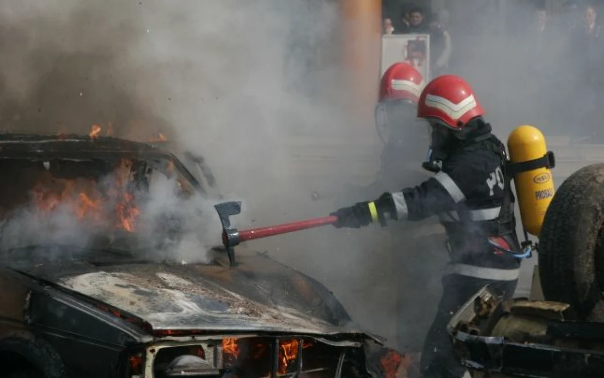 Suspectul a pus intenţionat foc maşinii vecinului. FOTO arhivă Adevărul