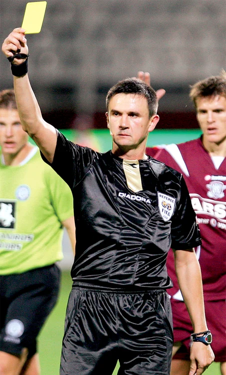 
    Balaj şi-a atras  mânia celor de la CFR Cluj după ce a  acordat două  lovituri de la 11  metri pentru Pandurii  