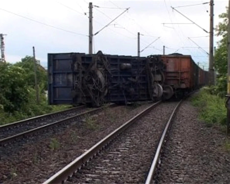 Vagonul de marfar deraiat a produs întârzieri în circulația trenurilor care traversau Gara Mintia