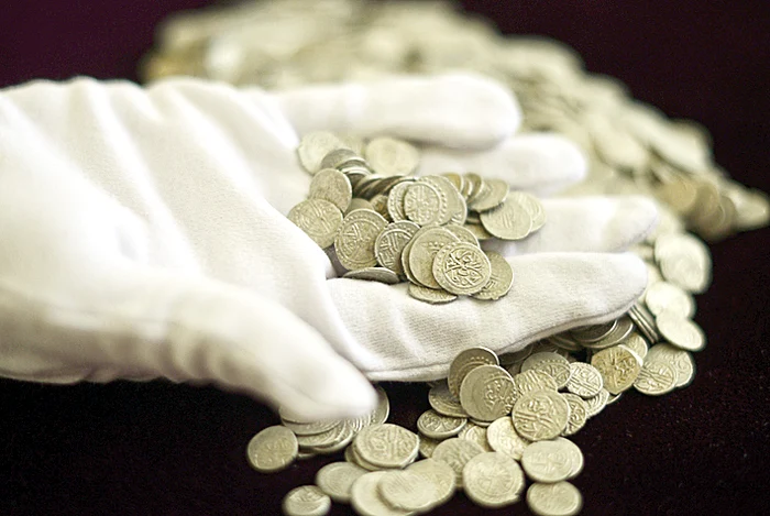 Monedele de argint datează din  secolul al XV-lea