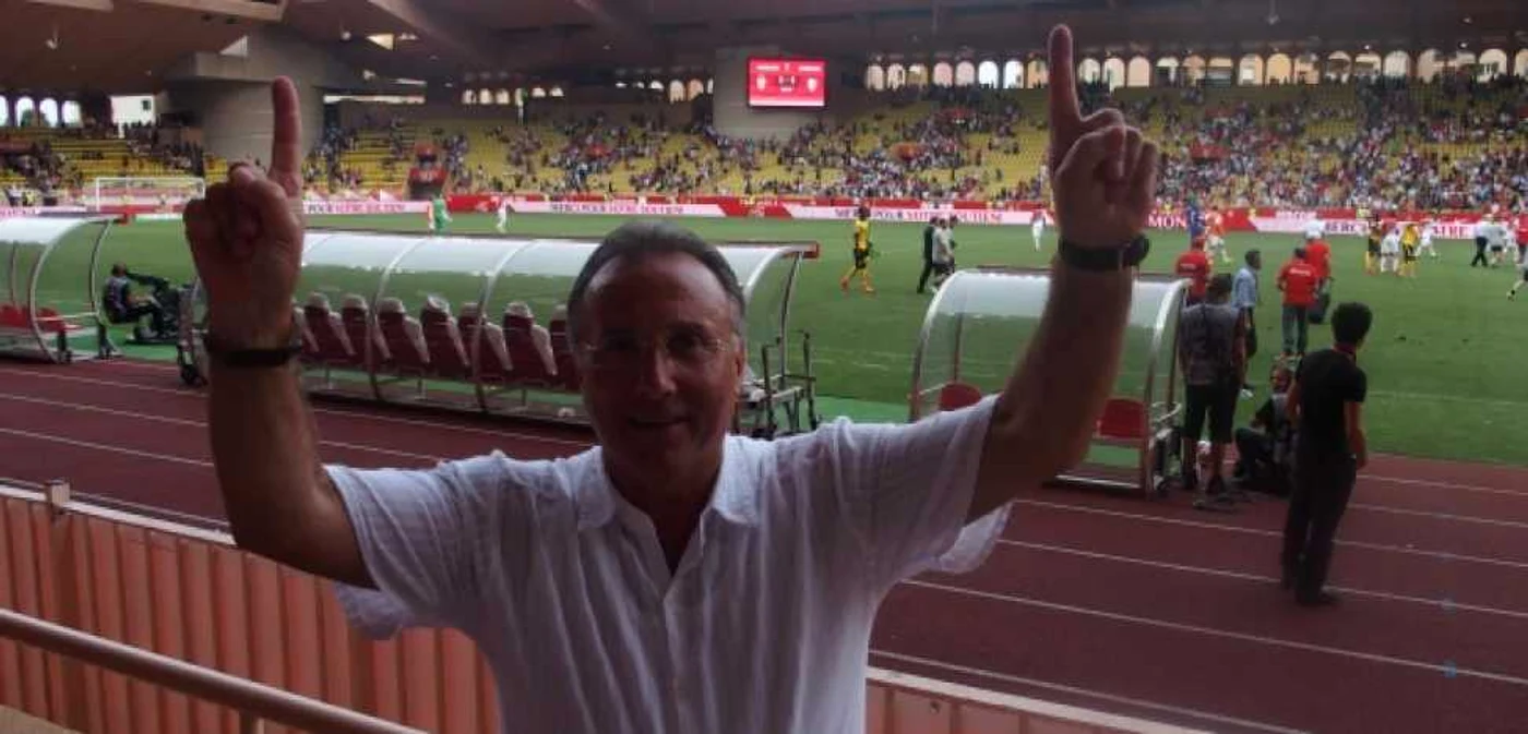 Gheorghe Nichita, într-una dintre vacanţele sale exotice. Aici, la un meci de fotbal al echipei FC Monaco